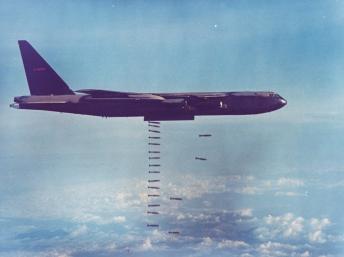 Un bombardier B-52 comme celui qui s'est écrasé en janvier 1961, en Caroline du Nord, chargé de deux bombes nucléiares