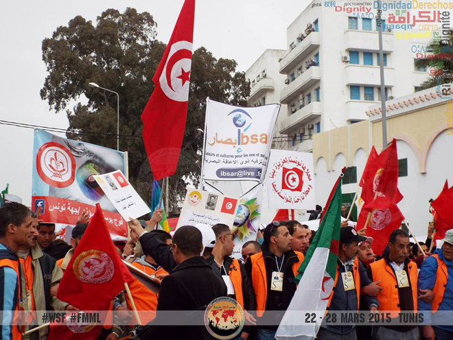 marche en tunis avec des drapeaux d'algerie