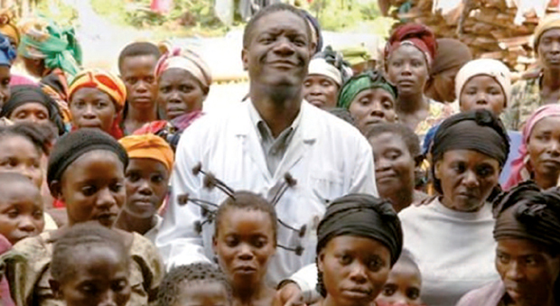 Docteur Mukwege parmi les femmes soignées à l’Hôpital de Bukavu